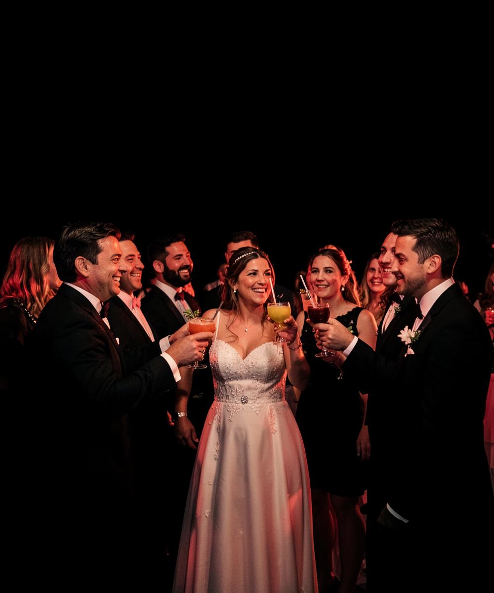 Noivos brindando com drinks em um casamento
